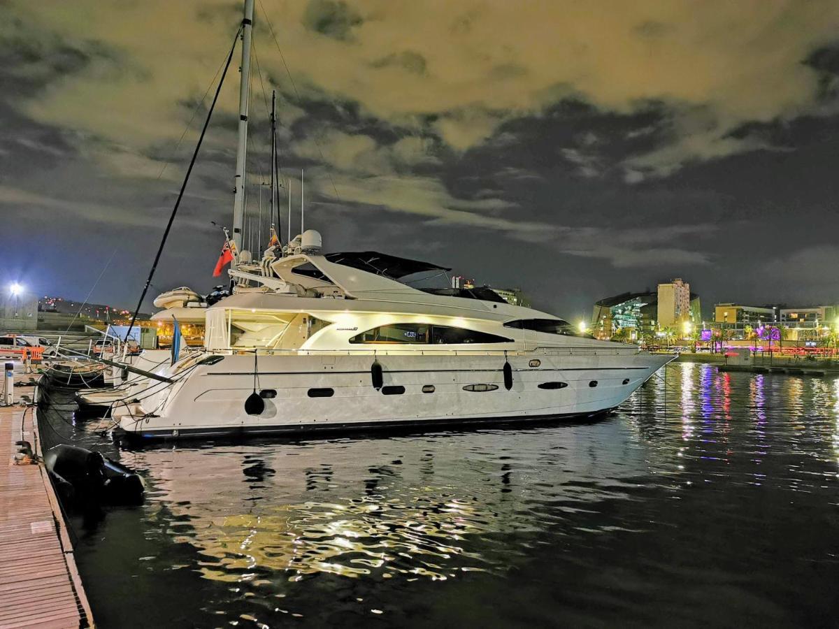 Botel Rent Luxury Motor Yacht Barcellona